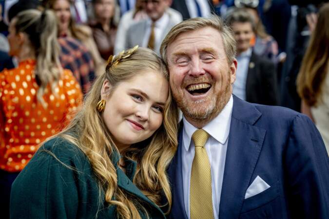 La princesse Catharina-Amalia et son père, lors de la 11ᵉ Fête du Roi 2024 à Emmen, province de Drenthe, le 27 avril 2024