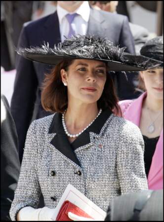 Caroline de Monaco porte un large chapeau de cérémonie à plumes