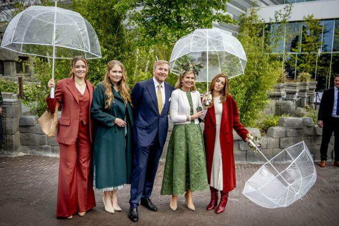 La famille royale néerlandaise sous des parapluies transparents, lors de la 11ᵉ Fête du Roi 2024 à Emmen, province de Drenthe, le 27 avril 2024 