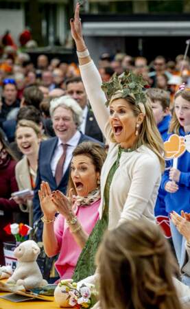 La reine Maxima des Pays-Bas, en joie, lors de la 11ᵉ Fête du Roi 2024 à Emmen, province de Drenthe, le 27 avril 2024