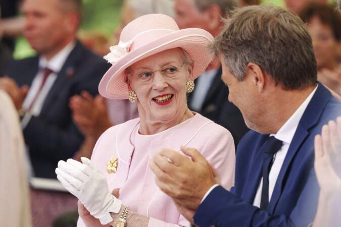 Margrethe II de Danemark avec un chapeau rose pâle