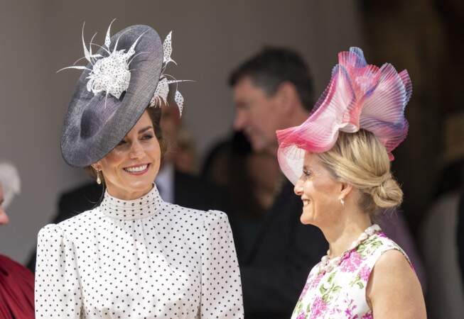 Kate Middleton et Sophie d'Édimbourg avec des bibis colorés. 