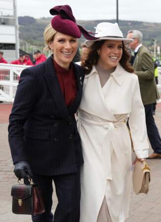 Zara Tindall porte un bibi rouge, tandis que la princesse Eugenie a un chapeau blanc style trilby 