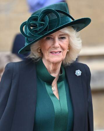 La reine Camilla porte un chapeau vert sapin