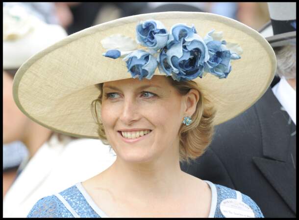 Sophie d'Édimbourg en capiline à fleurs bleues