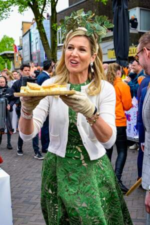 Maxima des Pays-Bas, gâteaux dans les mains, lors de la 11ᵉ Fête du Roi 2024 à Emmen, province de Drenthe, le 27 avril 2024