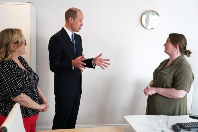 Le prince William discute avec le personnel du centre de prévention du suicide, à Newcastle, le 30 avril 2024