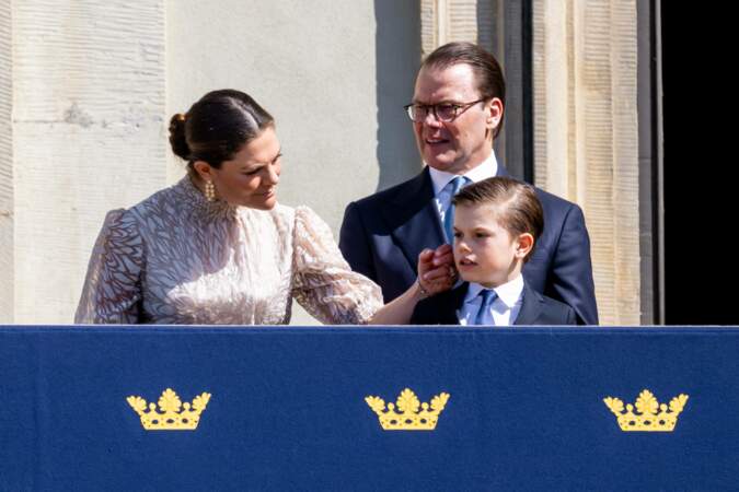 La princesse Victoria de Suède, le prince Daniel, et le prince Oscar face à la foule lors des célébrations du 78ème anniversaire du roi de Suède dans la cour du Palais Royal de Stockholm, Suède, le 30 avril 2024.