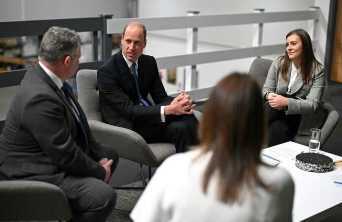 Le prince William échange avec les employés de la société Low Carbon Materials à Seaham, le 30 avril 2024. 