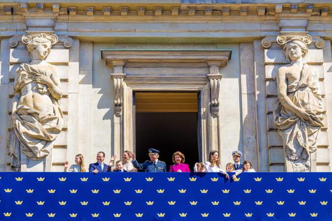 La princesse Estelle de Suède, Le prince Daniel de Suède, La princesse Victoria de Suède, Le prince Oscar de Suède, Le roi Carl XVI Gustav de Suède, La reine Silvia de Suède, le prince Julian, La princesse Sofia (Hellqvist) de Suède, le prince Gabriel, le prince Alexander lors des célébrations du 78ème anniversaire du roi de Suède dans la cour du Palais Royal de Stockholm, le 30 avril 2024.