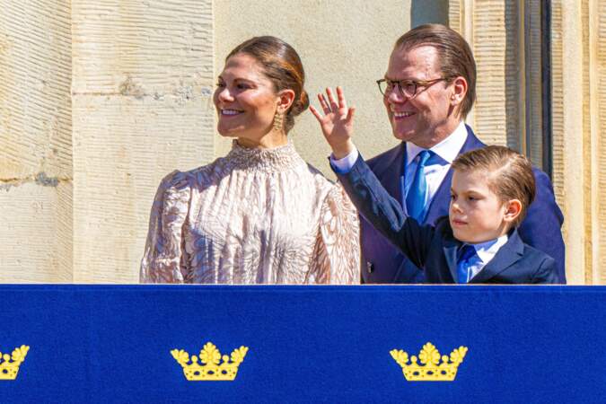 La princesse Victoria de Suède, Le prince Daniel de Suède et Le prince Oscar de Suède lors des célébrations du 78ème anniversaire du roi de Suède dans la cour du Palais Royal de Stockholm, le 30 avril 2024.