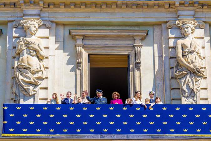 La famille royale de Suède lors des célébrations du 78ème anniversaire du roi de Suède dans la cour du Palais Royal de Stockholm, le 30 avril 2024