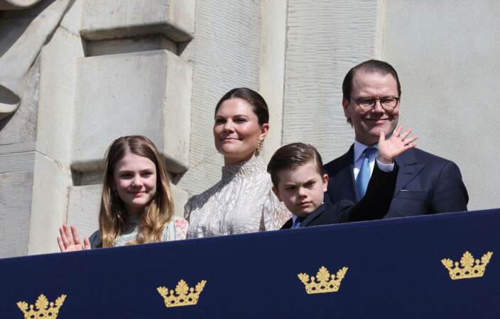 La princesse Victoria de Suède, le prince Daniel, la princesse Estelle et le prince Oscar tout sourire lors des célébrations du 78ème anniversaire du roi de Suède dans la cour du Palais Royal de Stockholm, Suède, le 30 avril 2024.
