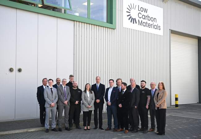 Le prince William pose avec les employés de la société Low Carbon Materials à Seaham, le 30 avril 2024. 