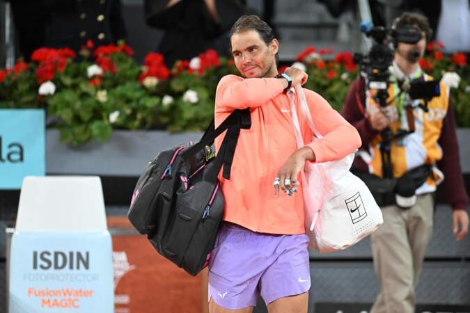 Rafael Nadal repart vers les vestiaires après sa défaite en huitième de finale au Tournoi de tennis de Madrid (Mutua Madrid Open) le 30 avril 2024.