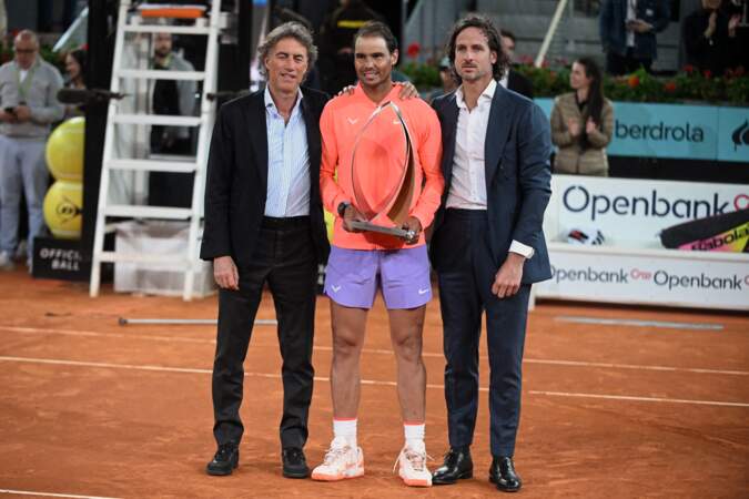 Rafael Nadal acclamé après sa défaite en huitième de finale au Tournoi de tennis de Madrid (Mutua Madrid Open) le 30 avril 2024.