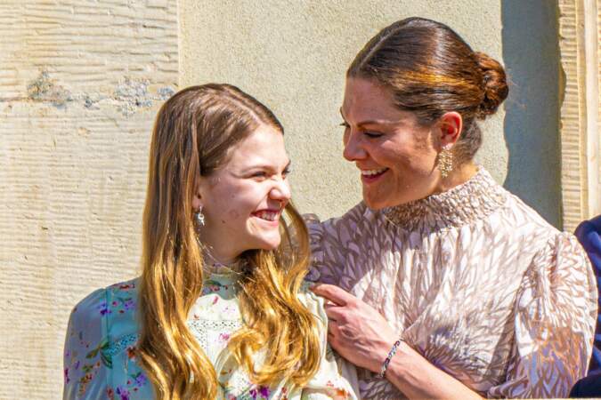 La princesse Estelle de Suède et la princesse Victoria de Suède lors des célébrations du 78ème anniversaire du roi de Suède dans la cour du Palais Royal de Stockholm, le 30 avril 2024.
