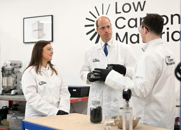 Le prince William très concentré face aux explications de deux employés de la société Low Carbon Materials à Seaham, le 30 avril 2024. 