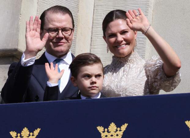 La princesse Victoria de Suède, le prince Daniel, et le prince Oscar saluent la foule lors des célébrations du 78ème anniversaire du roi de Suède dans la cour du Palais Royal de Stockholm, Suède, le 30 avril 2024.