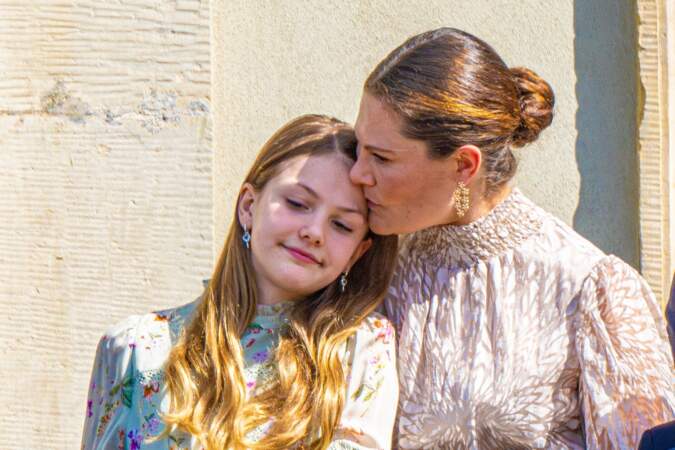 La princesse Estelle de Suède et la princesse Victoria de Suède ont un moment calin, le 30 avril 2024.