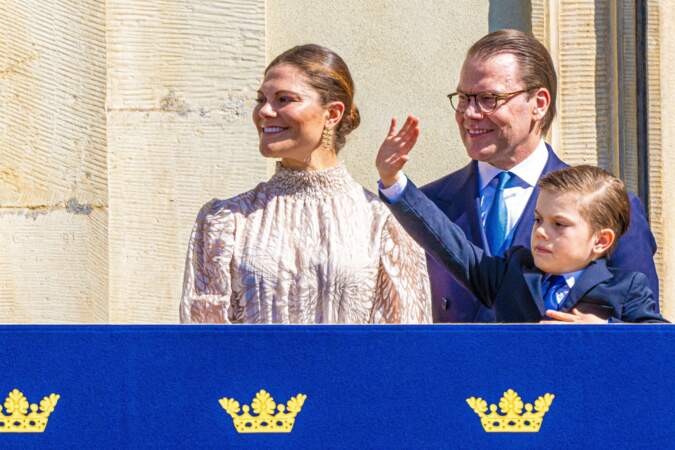 La princesse Victoria de Suède, Le prince Daniel de Suède et Le prince Oscar de Suède lors des célébrations du 78ème anniversaire du roi de Suède dans la cour du Palais Royal de Stockholm, le 30 avril 2024.