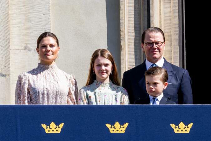 La princesse Victoria de Suède, le prince Daniel, la princesse Estelle, et le prince Oscar face à la foule lors des célébrations du 78ème anniversaire du roi de Suède dans la cour du Palais Royal de Stockholm, Suède, le 30 avril 2024.