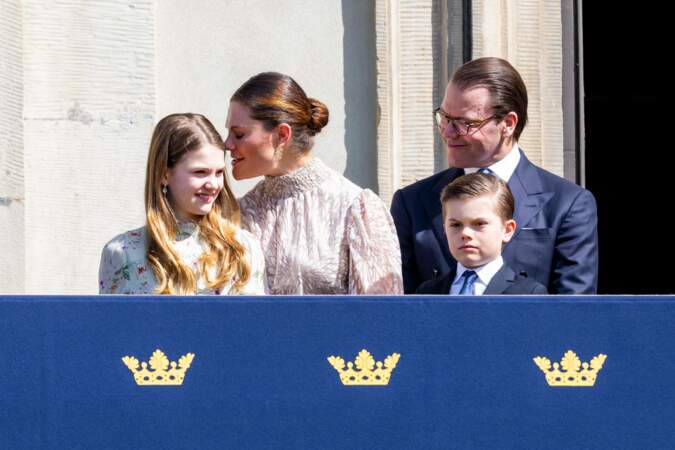 La princesse Victoria de Suède, le prince Daniel, la princesse Estelle, et le prince Oscar sérieux face à la foule lors des célébrations du 78ème anniversaire du roi de Suède dans la cour du Palais Royal de Stockholm, Suède, le 30 avril 2024.