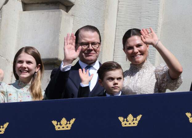 La princesse Victoria de Suède, Le prince Daniel de Suède,  La princesse Estelle de Suède, Le prince Oscar saluent la foule, le 30 avril 2024.