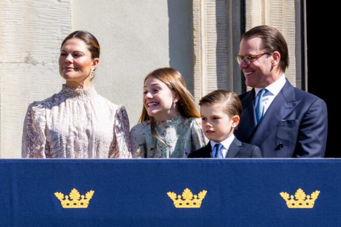 La princesse Victoria de Suède, le prince Daniel, la princesse Estelle, et le prince Oscar se laissent aller à un éclat de rire lors des célébrations du 78ème anniversaire du roi de Suède dans la cour du Palais Royal de Stockholm, Suède, le 30 avril 2024.