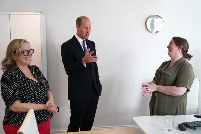 Le prince William discute avec le personnel du James' Place à Newcastle, le 30 avril 2024