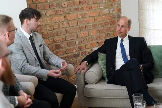 William discute avec le personnel du centre de prévention du suicide, à Newcastle, le 30 avril 2024