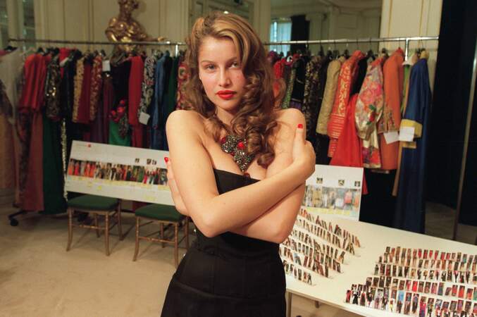 En 2000, Laetitia Casta a l'honneur de porter sur le catwalk le célèbre collier coeur d'Yves Saint Laurent, réservé à ses mannequins fétiches