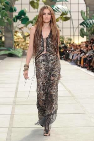 Invitée à défiler pour Roberto Cavalli en 2010 à la Fashion Week de Milan, Laetitia Casta arbore un look résolument rock et glamour sur le podium