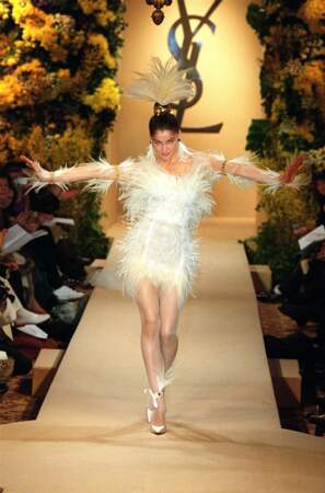 En 2000, Laetitia Casta ferme le défilé Yves Saint Laurent haute couture 2000 dans une robe de mariée en plume d'oiseau de paradis 