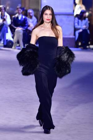 Sur sa lancée, Laetitia Casta accepte de défiler pour AMI, la marque d'Alexandre Mattiussi, en janvier 2022, habillée d'une robe noire moulante