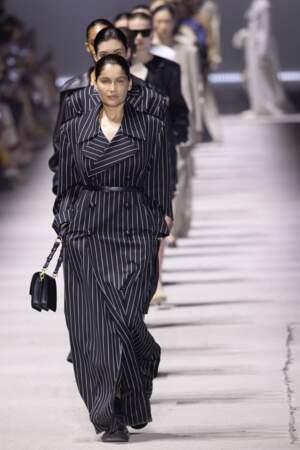 Le public retrouve Laetitia Casta en tête de file du défilé de Tod's lors de la Fashion Week à Milan en février 2023