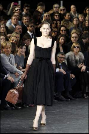 En 2010, Laetitia Casta fait son grand retour sur le podium en défilant avec élégance pour Louis Vuitton 