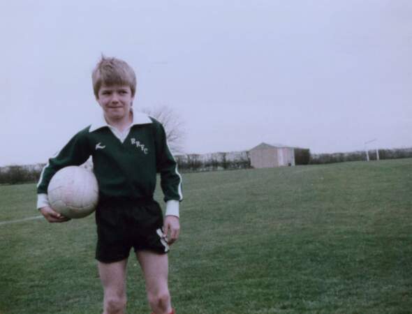 David Beckham sur le terrain de football lorsqu'il était enfant 