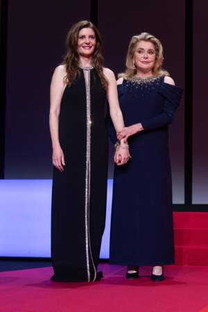 Désignée maîtresse de cérémonie du 76ème Festival de Cannes, Chiara Mastroianni ouvre la compétition en 2023 habillée d'une longue robe noire à strass fendue sur le devant, avec sa mère Catherine Deneuve