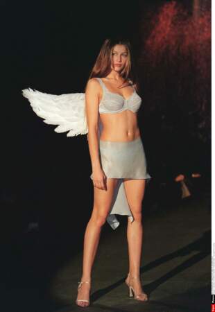 Laetitia Casta termine l'année 1999 en beauté en ange de Victoria's secret, avec ses ailes sur le dos