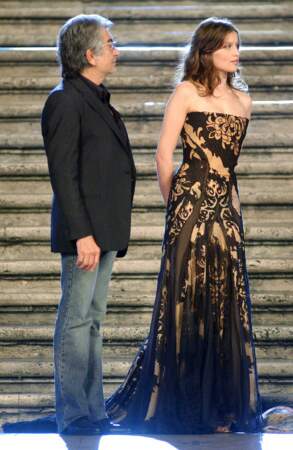 Laetitia Casta défile pour le créateur italien Roberto Cavalli en 2003, à couper le souffle dans une robe longue bustier à motif baroque