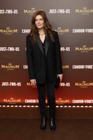 Chiara Mastroianni assiste à la soirée sur la plage Magnum au Festival de Cannes 2023 dans un total look noir composé d'une veste de costume et d'une paire de bottines
