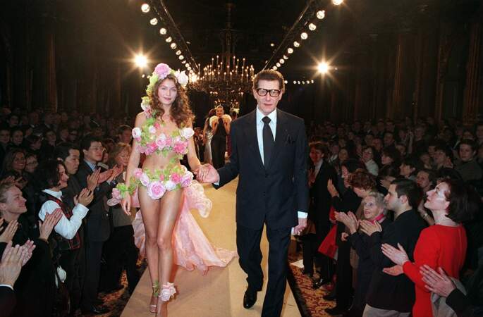 Véritable muse d'Yves Saint Laurent, Laetitia Casta est de nouveau choisie par le couturier pour son défilé Haute Couture 1999, créant pour elle une robe de mariée revisitée en bikini de roses et de feuilles.