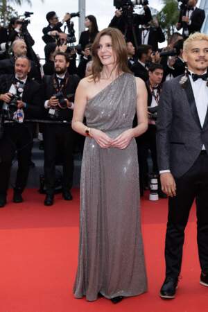 Chiara Mastroianni monte les marches du film "La Zone d'intérêt" au Festival de Cannes 2022 dans une robe argentée asymétrique 