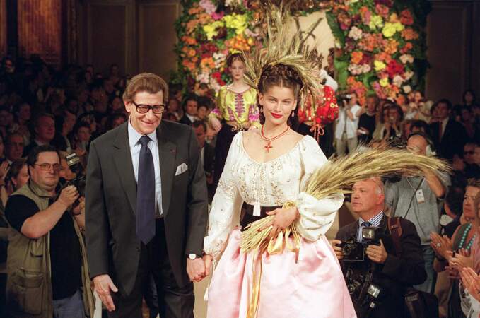 Fin 1999, Laetitia Casta apparaît au bras d'Yves Saint Laurent pour la clôture de son show Haute Couture 