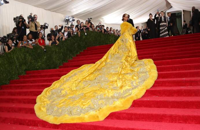 Rihanna a fait appel à la créatrice chinoise Guo Pei, pour répondre au thème de “La Chine : à travers le miroir”, lors du Met Gala, au Metropolitan Museum, à New York, le 4 mai 2015