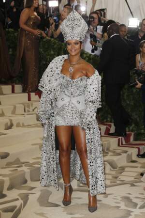 Rihanna porte une création de John Galliano au Met Gala, au Metropolitan Museum, à New York, le 7 mai 2018