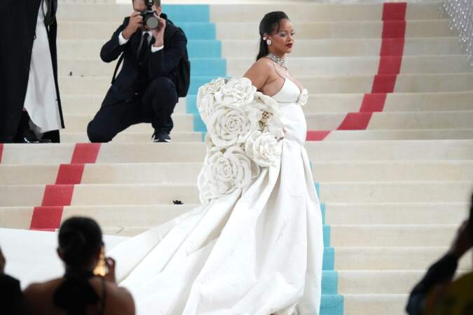 Rihanna enceinte de son deuxième enfant au Met Gala au Metropolitan Museum of Art de New York, le 1ᵉʳ mai 2023