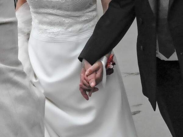 Raud et Cerise main dans la mains lors de leur mariage le 4 mai 2024 à Paris