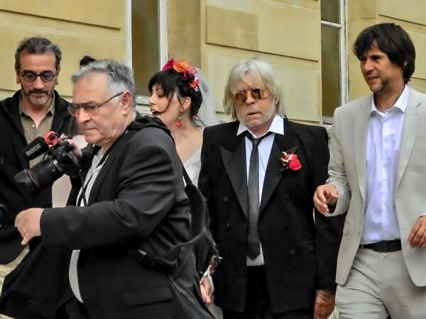 Renaud et Cerise entourés de leurs invités lors de leur mariage le 4 mai 2024 à Paris